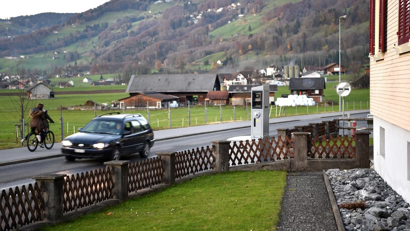 Nicht weitersagen: Wer andere vor einem Blitzer wie diesem in Schänis warnt, riskiert eine Busse.