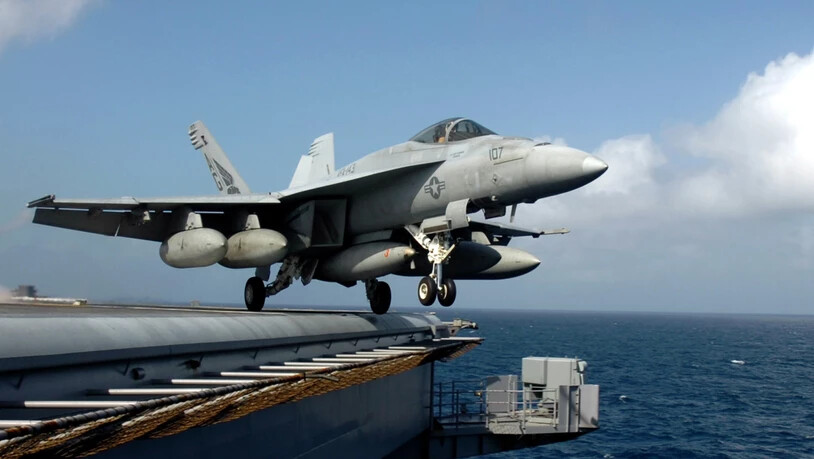 Ein US-Kampfflugzeug des Typs F/A-18E Super Hornet hebt von einem Flugzeugträger vor der Küste Somalias ab. (Archivbild)
