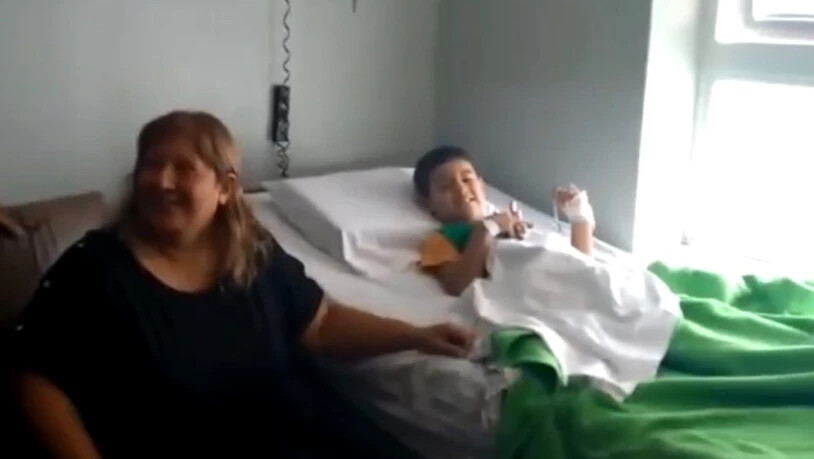 Rund tausend Freiwillige suchten nach ihm: Der Fünfjährige erholt sich nach seiner Odyssee in der argentinischen Wüste in einem Spital. (Screenshot)