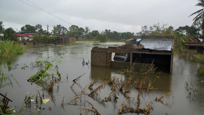 In Mosambik stehen nach dem verheerenden Tropensturm Idai Dörfer stellenweise bis zu sechs Meter unter Wasser.
