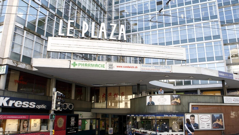 Der Eingang zum ehemaligen Kino "Le Plaza" in Genf. Das vom Genfer Architekten Marc-Joseph Saugey entworfene Gebäude gilt als typisch für die Architektur der 1950er Jahre. Nun soll es einem Neubau weichen. (Archiv)