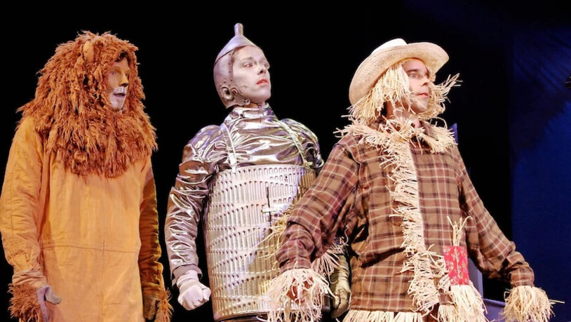 Drei Freunde unterwegs: Der Löwe, der Blechmann und die Vogelscheuche sind zusammen auf der Reise.