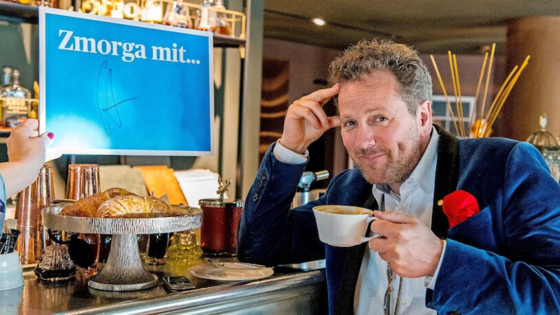 Discount-Frühstück: Der neue Gemeindepräsident führt uns zum günstigsten Kaffee von ganz St. Moritz, den er sich auch mit dem zweimal gekürzten Lohn leisten kann.