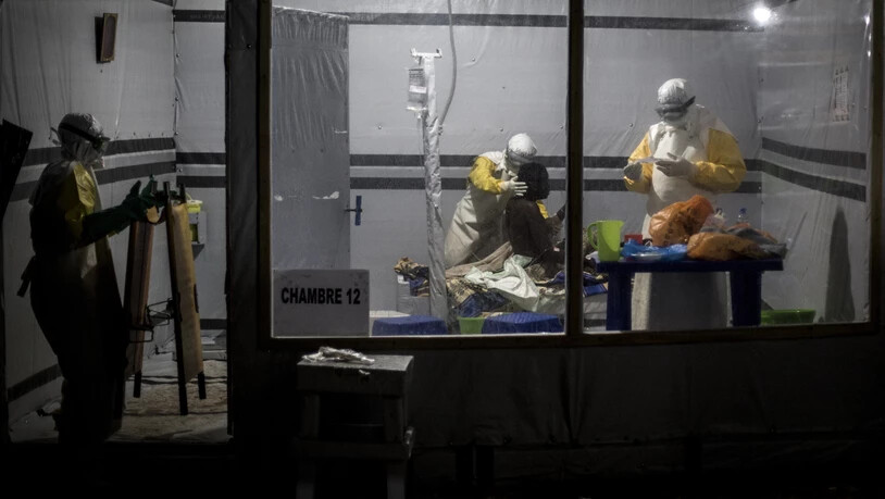 Mitarbeitende von Ärzte ohne Grenzen behandeln einen (noch nicht bestätigten) Ebola-Patienten im kongolesischen Butembo. (Archiv)