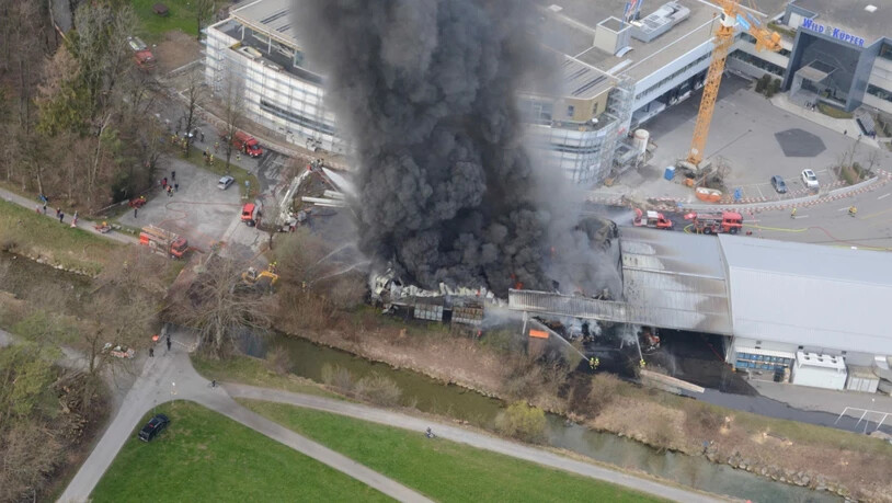Der Brand einer Lagerhalle in Schmerikon verursachte am Dienstagnachmittag eine dicke Rauchsäule. Die Halle wurde vollständig zerstört.
