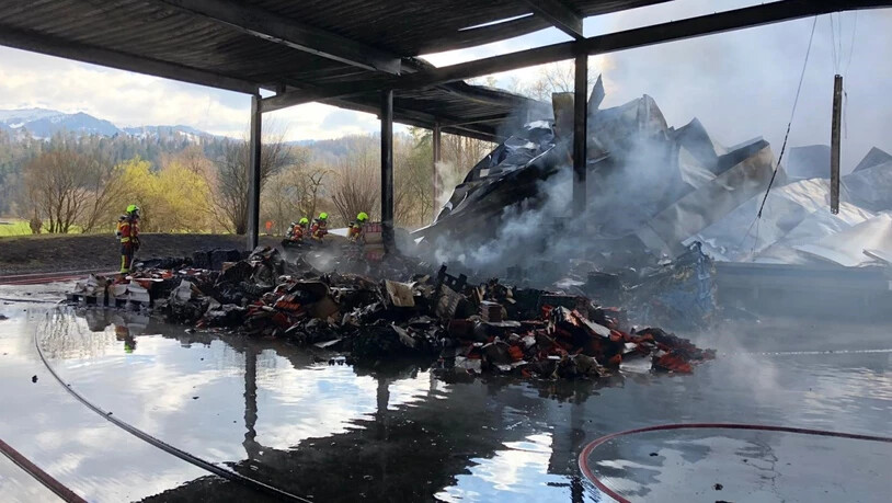Beim Brand einer Lagerhalle in Schmerikon SG entstand grosser Sachschaden.
