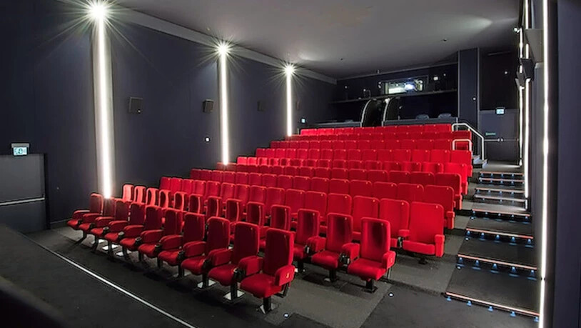Ein Blick ins Innere: Das Kino Netstal glänzt mit roten Sesseln.