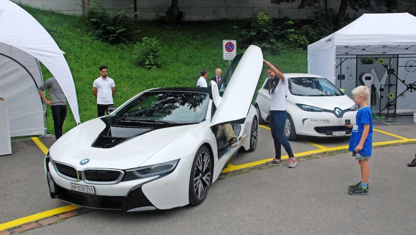 Bei einer Präsentation der Ladestationen an der Braunwaldbahn-Talstation werden Elektroautos – oder Flügeltüren – bewundert.