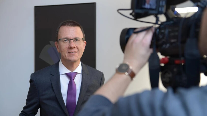 «Zufrieden»: Rolf Widmer gibt vor der Kamera von TVSO Auskunft zum Vergleich zwischen Kanton Glarus und Axpo.