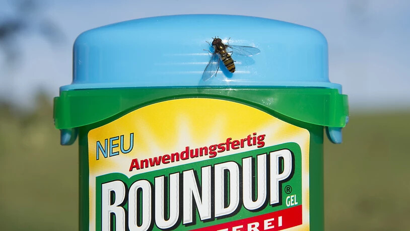 Steht im Verdacht, Krebs zu verursachen: das Unkrautvernichtungsmittel Roundup der Bayer-Tochter Monsanto. (Symbolbild)