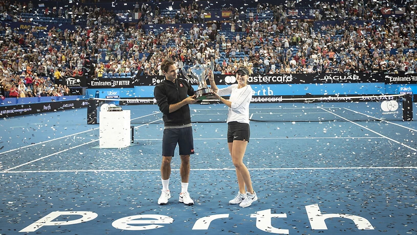 Roger Federer und Belinda Bencic halten am 5. Januar 2019 in Perth den gewonnenen Pokal in die Höhe