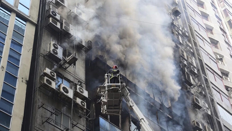 An der Bekämpfung des Brandes in Dhaka beteiligten sich zahlreiche Einheiten der Feuerwehr. Auch die Armee unterstützte den Grosseinsatz. Helikopter warfen Wasser über dem brennenden Büroturm ab.