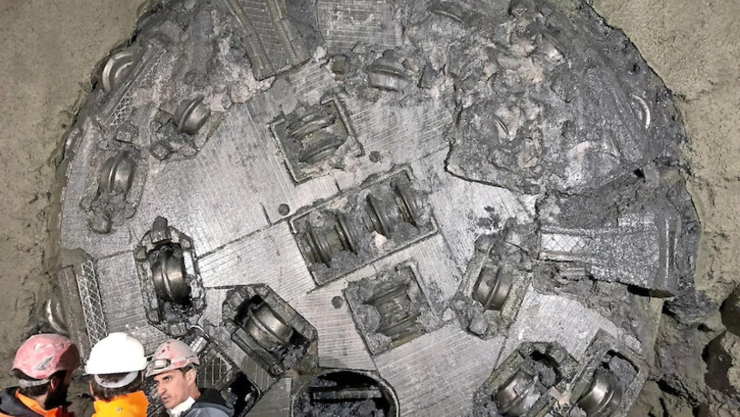 Die Tunnelbauer haben sich bis zur stecken gebliebenen Bohrmaschine bergmännisch vorgearbeitet. 