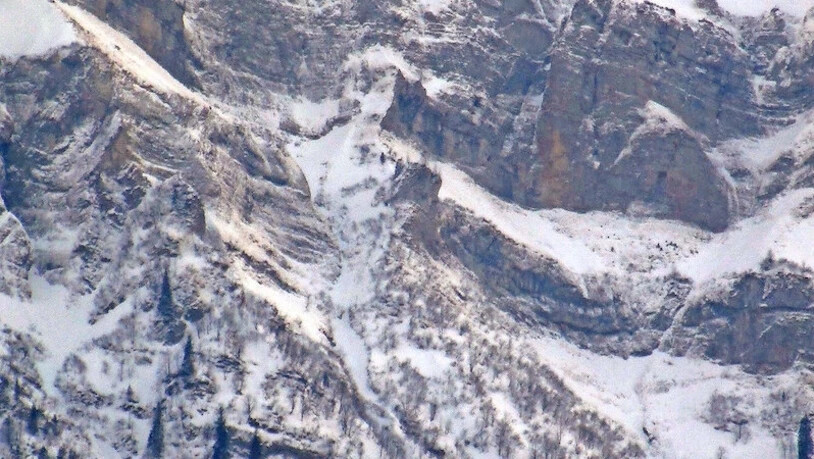 Traum aus Fels und Eis: Die Jungfrau schwebt am Vorderglärnisch.