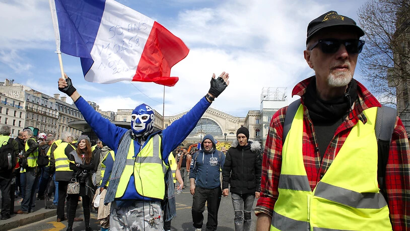 Es werden zwar immer weniger, die in Paris (Bild) und anderen französischen Städten protestieren, aber die Forderungen an Präsident Emmanuel Macron bleiben.