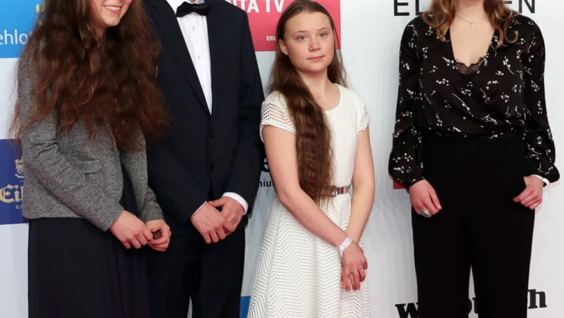 Die 16 Jahre alte schwedische Umweltaktivistin Greta Thunberg (Mitte, im weissen Kleid) umringt von Mitgliedern der Bewegung "Fridays For Future" an der Gala für die Verleihung der Goldenen Kamera in Berlin.
