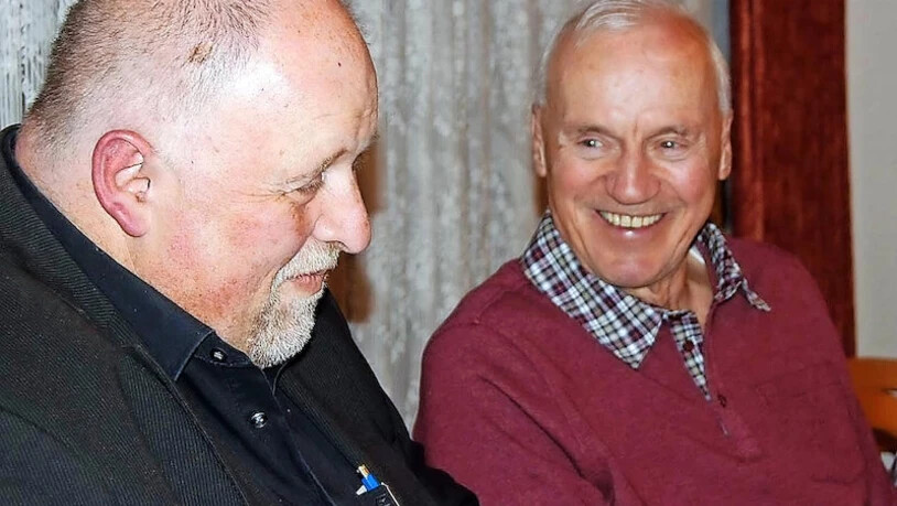 Zufrieden: Präsident Heini Knöpfel (links) und der Kassier Rolf Gallati haben offensichtlich Freude am erfolgreichen Glarner Rollstuhltaxi.