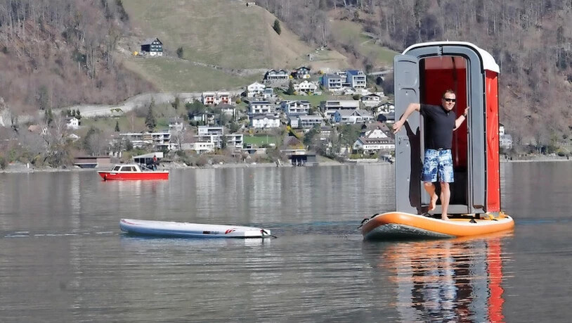 Zufriedener Kunde: Dani Perret verlässt das seetaugliche Walensee-Toitoi nach erfolgreichem Test. 