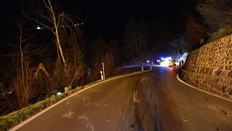 Auf diesem Abschnitt kam es zum Unfall. Das Auto liegt links im Strassengraben. 
