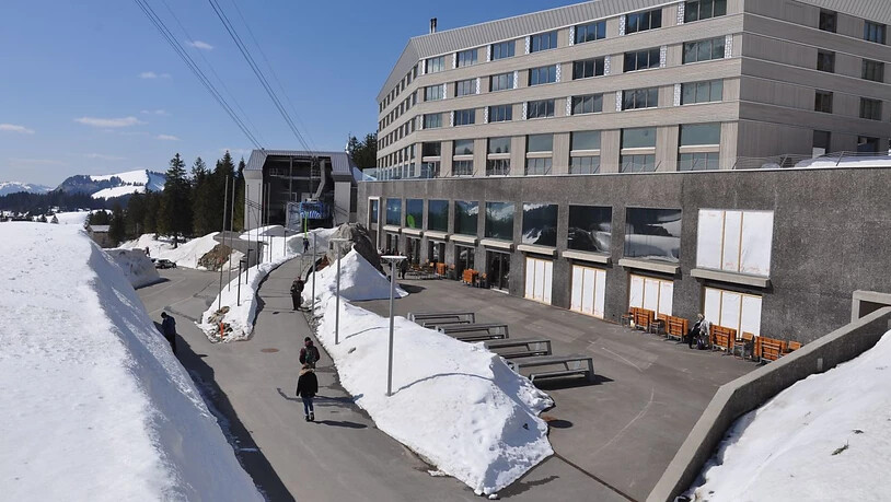 Bei der Säntis-Luftseilbahn wird in den kommenden Wochen die Stütze repariert, die im Januar durch eine Lawine beschädigt worden war. Auf der Schwägalp, wo auch das Hotel "Säntis" beschädigt wurde, liegt derzeit noch meterhoch Schnee.