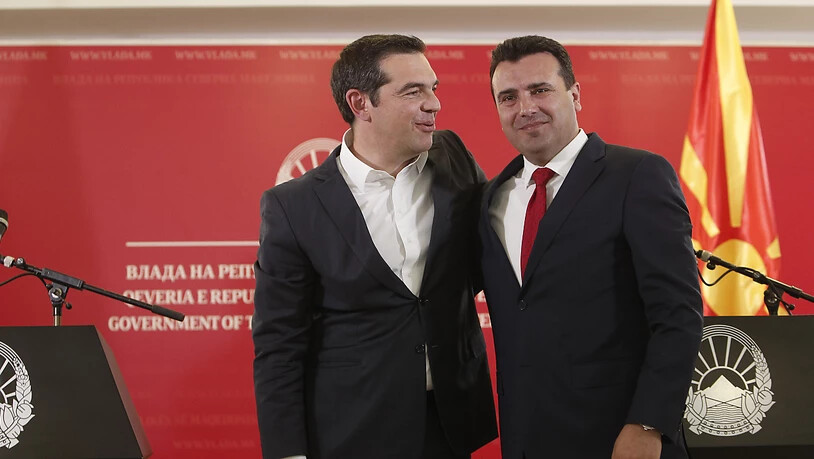 Der griechische Ministerpräsident Alexis Tsipras (links) und der Regierungschef von Nordmazedonien, Zoran Zaev, schlagen ein neues Kapitel in den Beziehungen der beiden Länder auf. (AP Photo/Boris Grdanoski)
