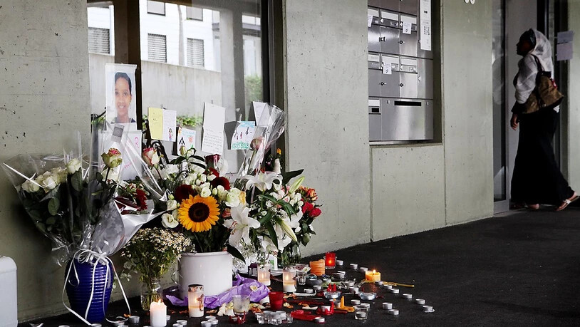 Blumen und Kerzen erinnern an das zwölfjährige Mädchen, das an seinem Wohnort ermordet wurde. (Archiv).