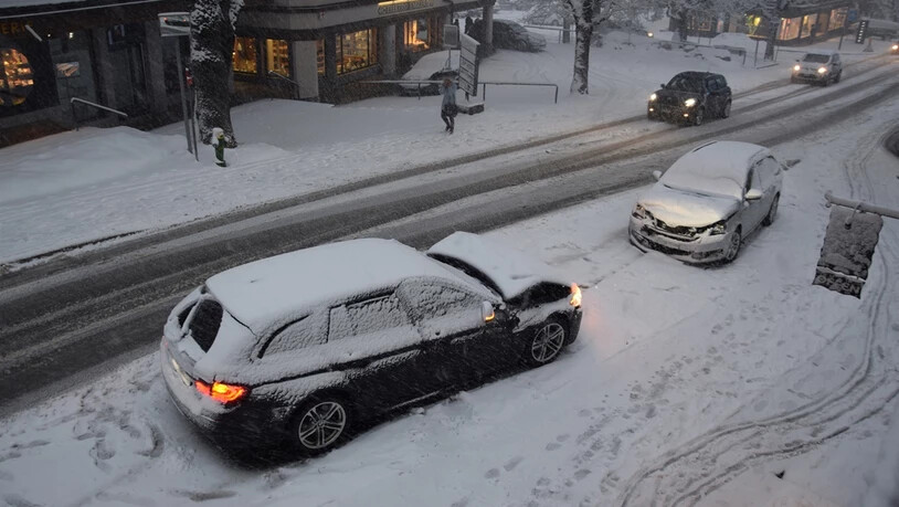 Bei diesem Unfall verletzten sich vier Personen leicht. 