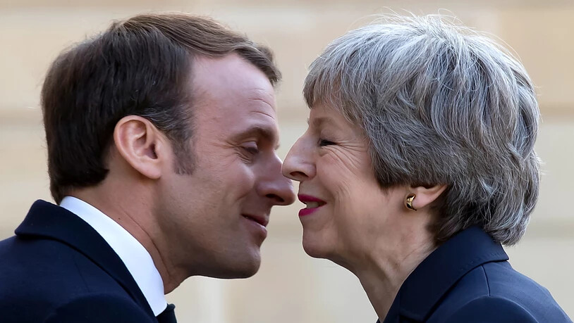 Die Harmonie ist nur vordergründig: In Sachen Brexit sind sich der französische Präsident Macron und die britische Premierministerin May alles andere als einig (beim Empfang im Elysée-Palast in Paris).