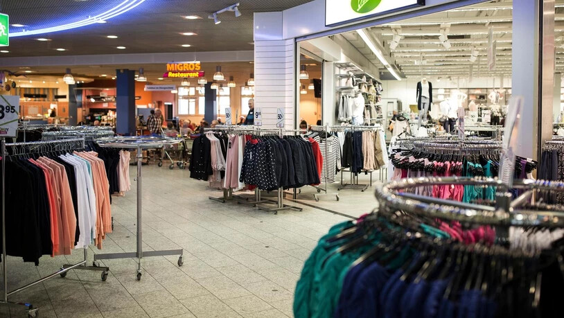 Das Kleidergeschäft im Parterre hat seine  Fläche um den früheren Schuhladen erweitert, aber nur bis zum geplanten nächsten Umba