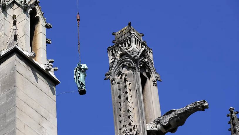Die Paulus-Statue wird vom Turm der Kathedrale Notre-Dame auf den Boden geholt. Die Statuen der zwölf Apostel und der vier Evangelisten müssen restauriert werden und sind deshalb erstmals seit über hundert Jahren aus der Nähe zu betrachten.