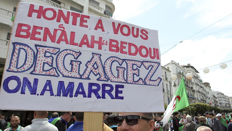 "Wir haben Euch satt - haut ab" steht, an die Machthaber gerichtet, auf einem Schild, das Protestierende an der Freitagsdemonstration in der algerischen Hauptstadt mit sich führen