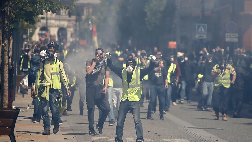 Bei Protesten der "Gelbwesten"-Bewegung kam es am Samstag in Toulouse zu Zusammenstössen zwischen Polizei und Demonstranten.