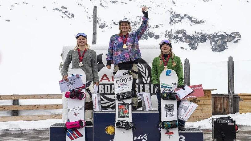 Das Podest der Snowboarderinnen mit Carla Somaini, Isabel Derungs und Lia-Mara Bösch (von links).