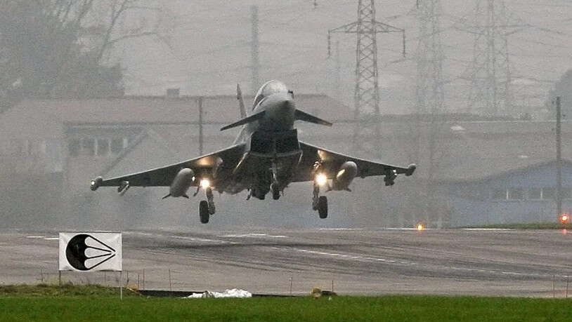 Der Eurofighter Typhoon der deutschen Luftwaffe beim Testflug im November 2008 auf dem Flugplatz Emmen. Der dortige Schutzverband fordert, dass die zur Auswahl stehenden neuen Kampfjettypen nun allesamt auch in Emmen getestet werden. (Archivbild)