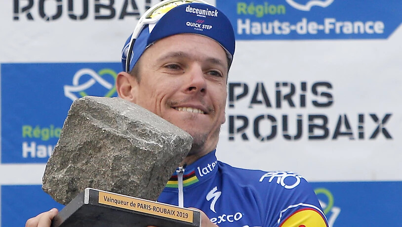 Philippe Gilbert mit der Kopfsteinpflaster-Trophäe, der begehrten Auszeichnung des Siegers von Paris - Roubaix
