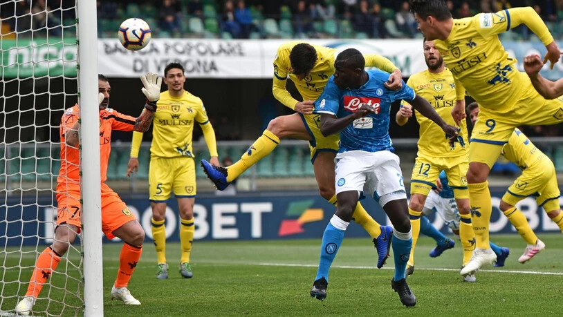 Verteidiger Kalidou Koulibaly leitet Napolis Sieg beim Absteiger Chievo nach einer Viertelstunde per Kopf ein