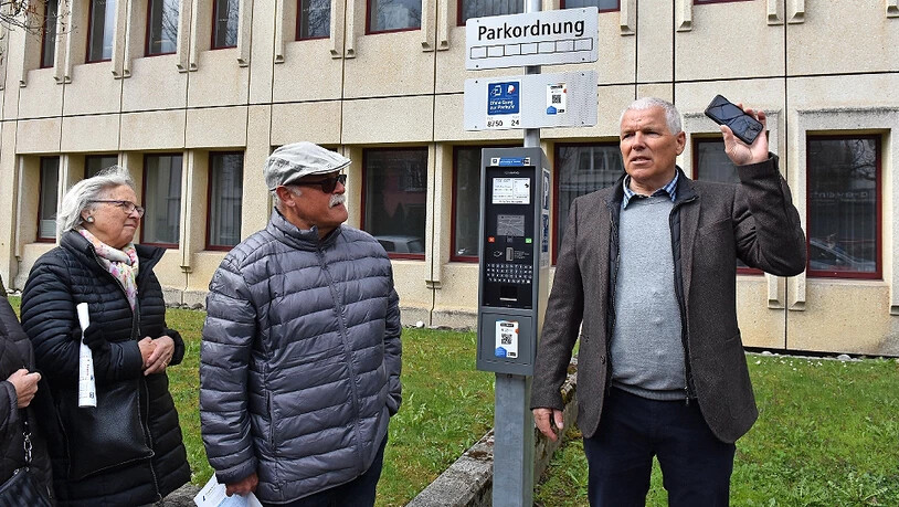 Auf dem Stadtspaziergang erfahren die Teilnehmer, wie richtiges Parkieren in Glarus geht.