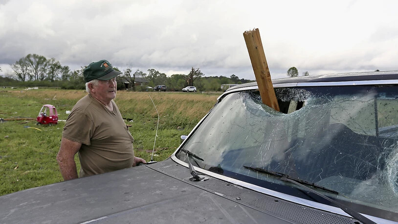 Ein Holztrümmer krachte während des Sturms in Hamilton im US-Bundesstaat Missouri durch die Frontscheibe eines Autos.