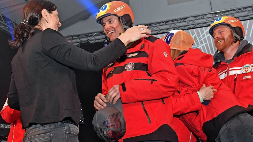 Die Freude ist gross: Nicolas Beglinger wird in Scuol zum neuen Ovo-Botschafter erkoren.