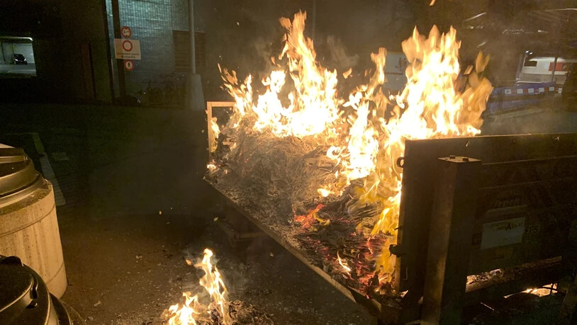Der Anhänger und der Karton stand in Flammen.