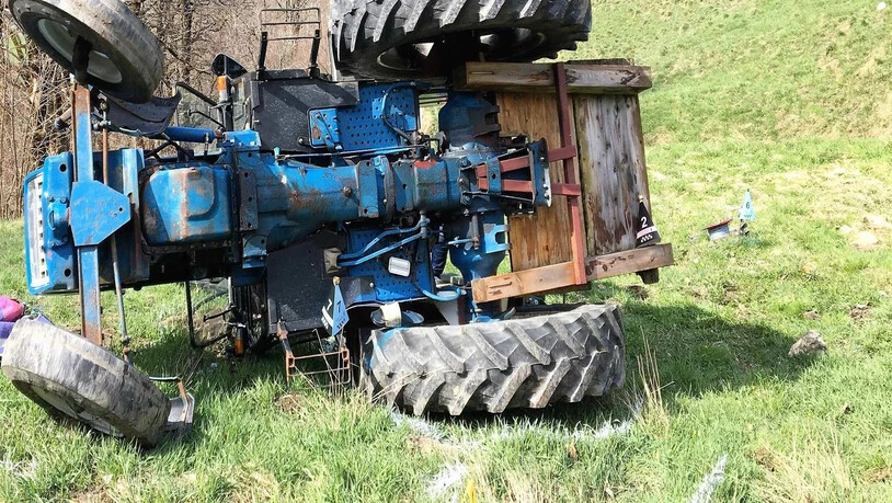 Dieser Traktor stürzte einen Hang hinunter und überschlug sich dabei.