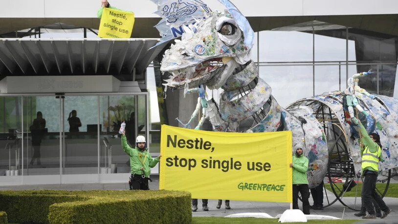 Greenpeace protestiert mit einem Plastik-Drachen bei Nestlé gegen Einwegplastik.