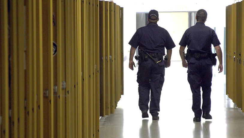 US-Polizisten patrouillieren durch den Gang mit Schliessfächern einer Schule. (Archivbild)