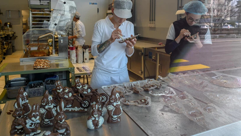 Schritt für Schritt zum perfekten Hasen: Als Erstes werden die Hasen «geschminkt».