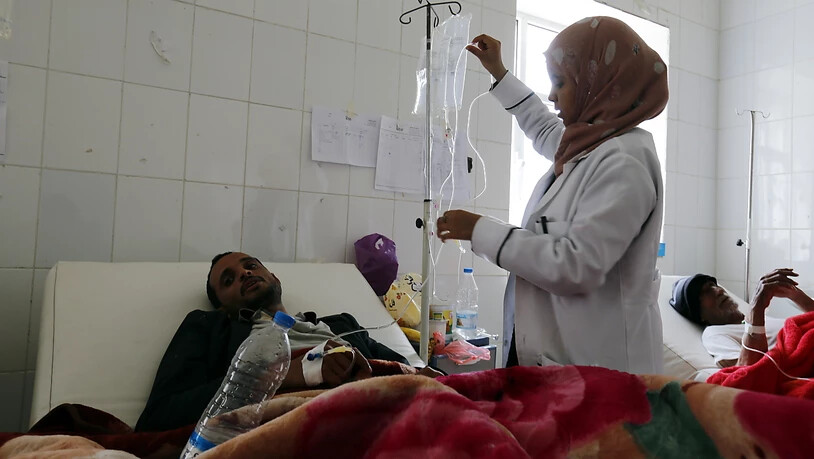 Eine Ärztin behandelt Cholera-Patienten in einer Klinik in Sanaa. Seit Anfang Jahr sind im Jemen bereits rund 195'000 Menschen neu infiziert worden. (Bild vom 15. April)