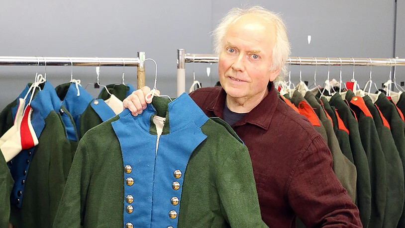 Museumsleiter Walter Gähler zeigt die Uniformen, welche schon bald 30 lebensgrosse Puppen tragen werden.