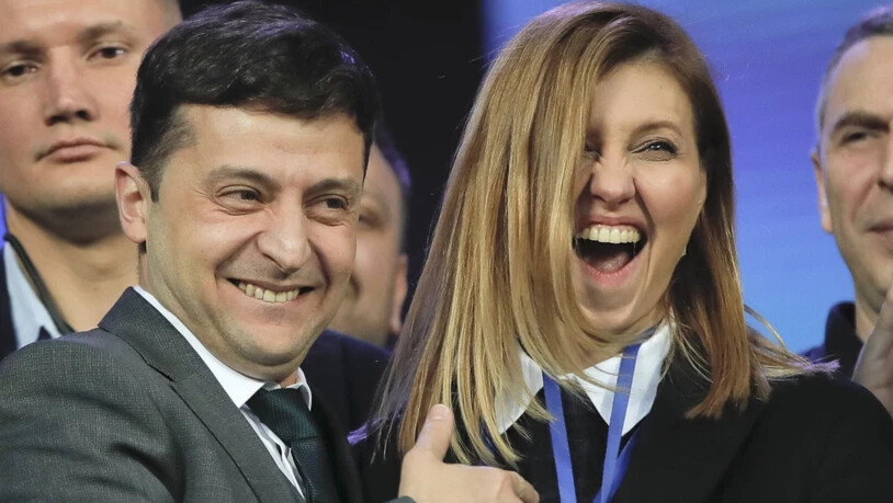 Der Komiker Wolodymyr Selenskyj hat laut Nachwahlbefragungen die Stichwahl um das Präsidentenamt klar mit 73 Prozent gewonnen. Der bisherige Amtsinhaber Petro Poroschenko kam demnach auf 25 Prozent der Stimmen.