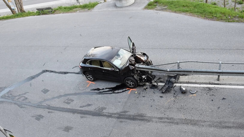 Der Autofahrer verletzte sich nur leicht, das Auto erlitt Totalschaden.