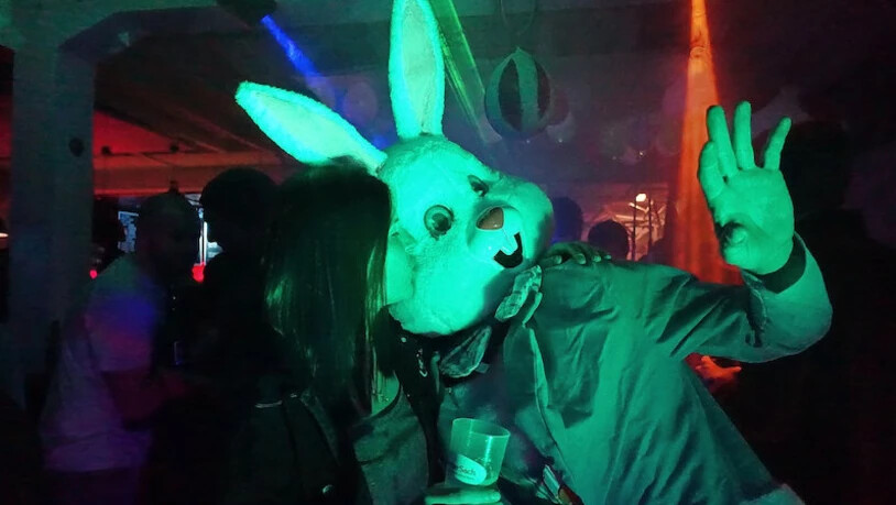 Für die Schokolade gibts einen Kuss auf die Backe: Auch ohne Tanz ist der Osterhase ein beliebter Geselle im «Holästei». 