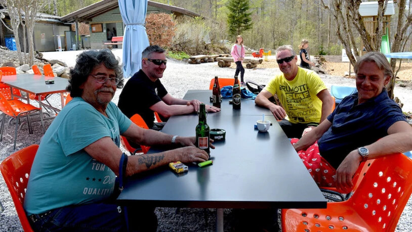 Geniessen für Könner: Hampi Nübel (von links), Bruno Luchsinger, Roger Asal und Jost Trümpi bevölkern über die freien Tage das Camping-Restaurant Güntlenau.